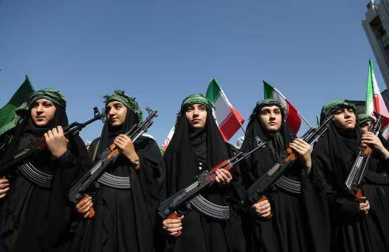 伊朗女性參加閱兵，開軍車、持步槍、扛火箭筒