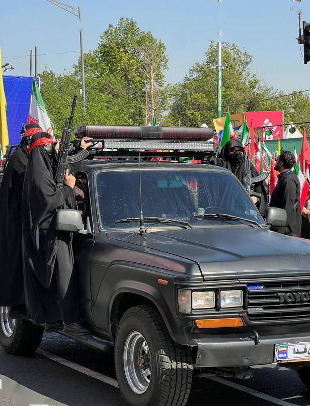 伊朗女性參加閱兵，開軍車、持步槍、扛火箭筒