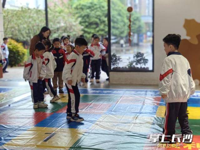 原創走廊變展廳、遊戲當課堂 這所小學把數學“玩”明白