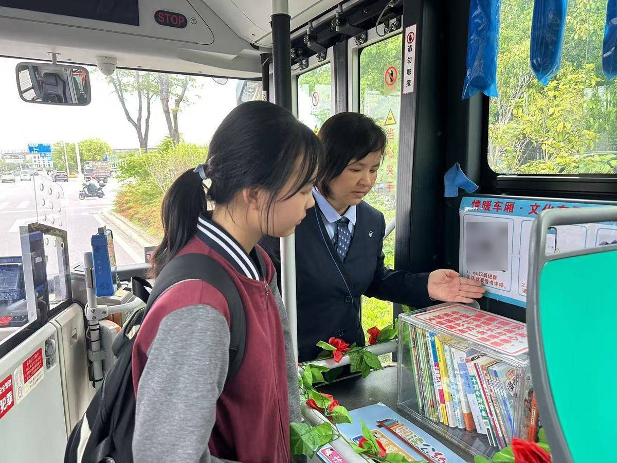 武漢公交290路“流動圖書館”悄然上線 十米車廂書香滿溢