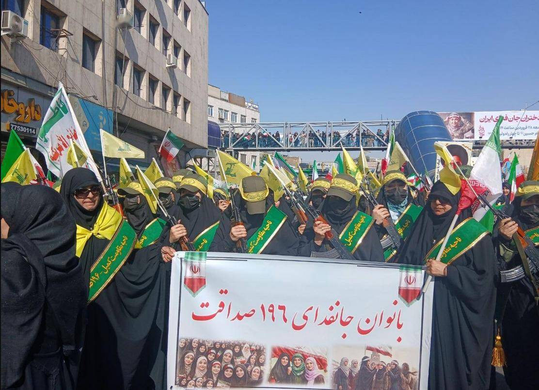 伊朗女性參加閱兵，開軍車、持步槍、扛火箭筒