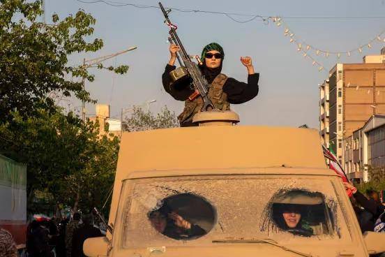 伊朗女性參加閱兵，開軍車、持步槍、扛火箭筒