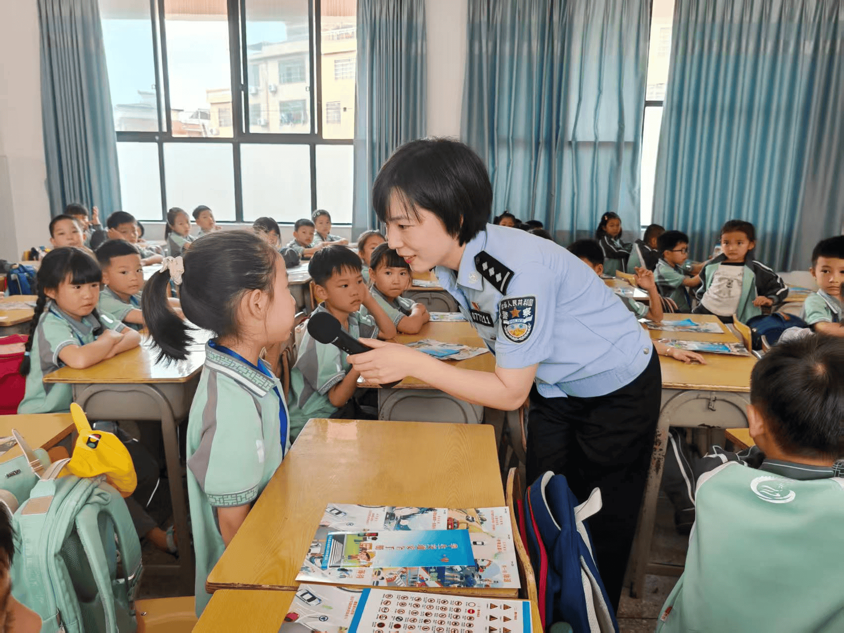 尋烏縣城關小學家長進課堂：交通安全伴我行 安全“警”相隨