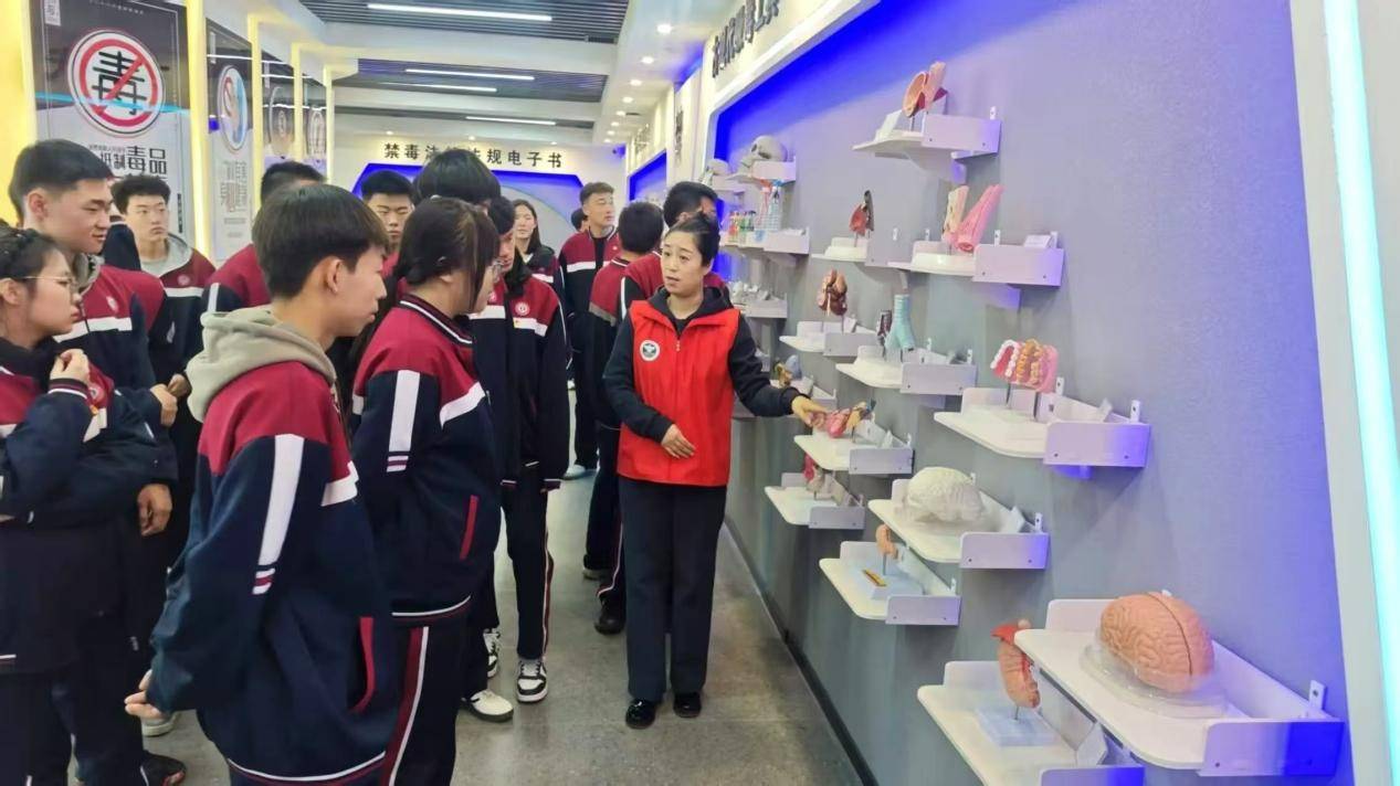 佳木斯郊區組織青少年參觀禁毒教育基地