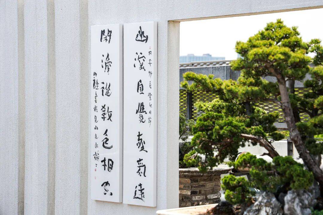 一場情境書寫展：古松奇石與書法相映成趣