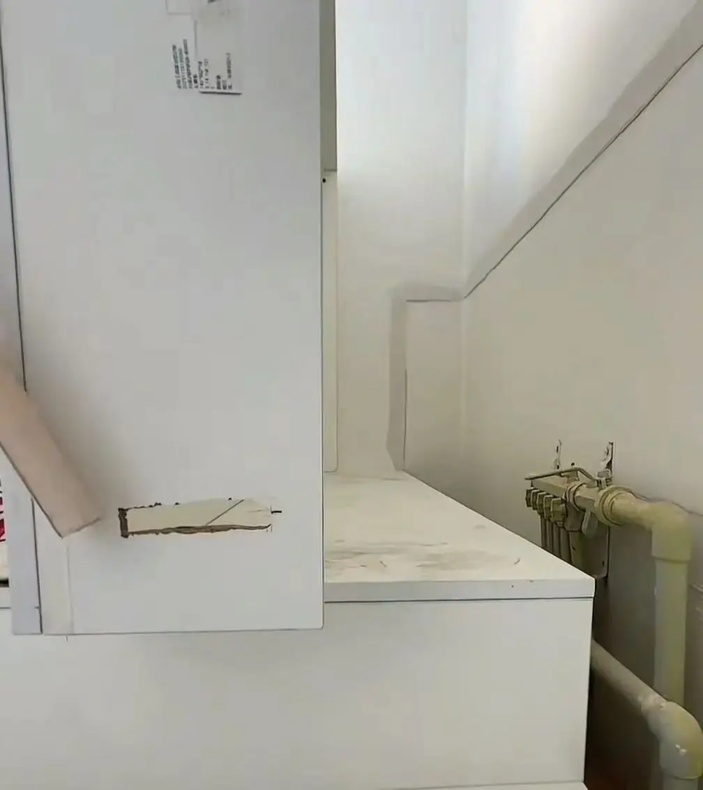 “極簡風”被裝修成“靈堂風”，當事人否認“34萬裝修400平米”：裝修公司虛報600平米