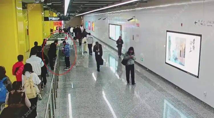 快遞員將7999元的手機放門口，買家沒收到！20多天後，手機自己“報警”了