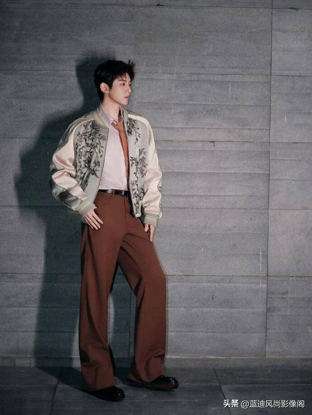 原創鄧為 AMIRI 造型：刺繡緞面藏俊逸，復古型格自風華