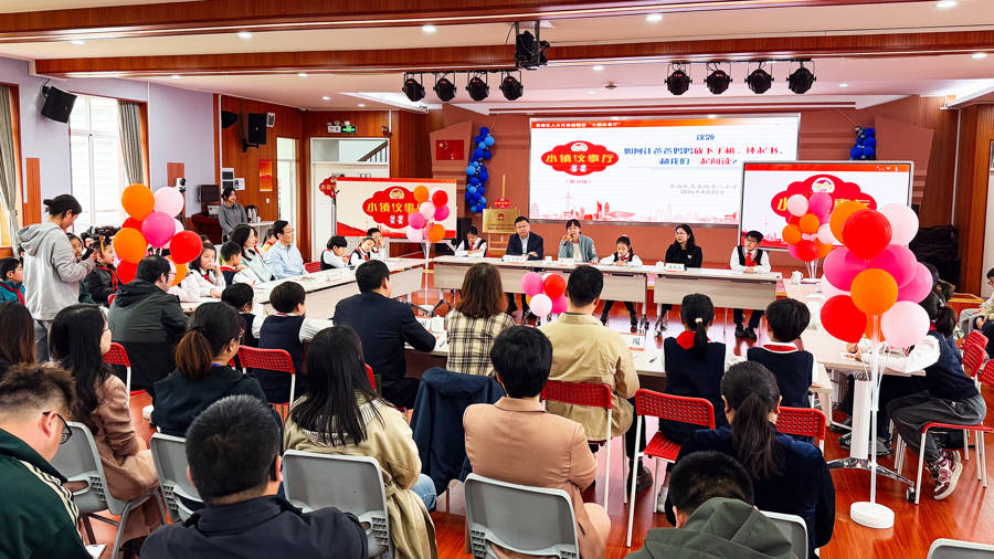 “我爸就愛刷手機？”“我媽也是！”如何讓大人捧起書？小學生們操碎了心