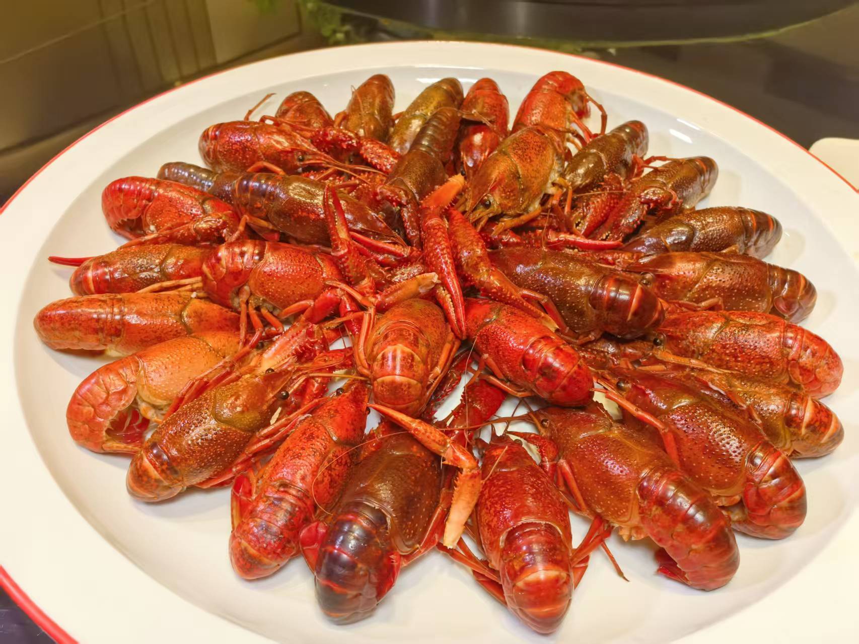 打破高階酒店美食“壁壘”武漢山水富麗華酒店啟幕小龍蝦節