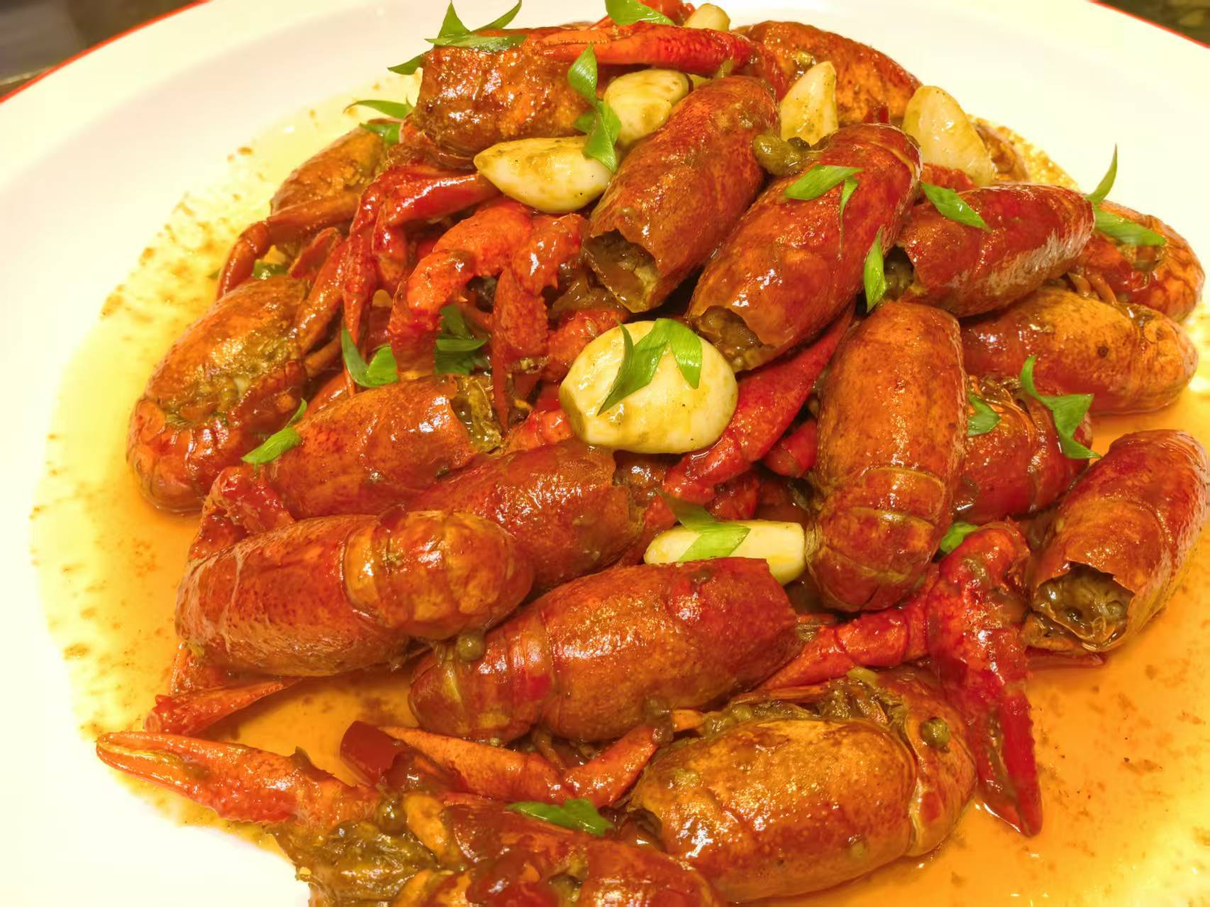 打破高階酒店美食“壁壘”武漢山水富麗華酒店啟幕小龍蝦節