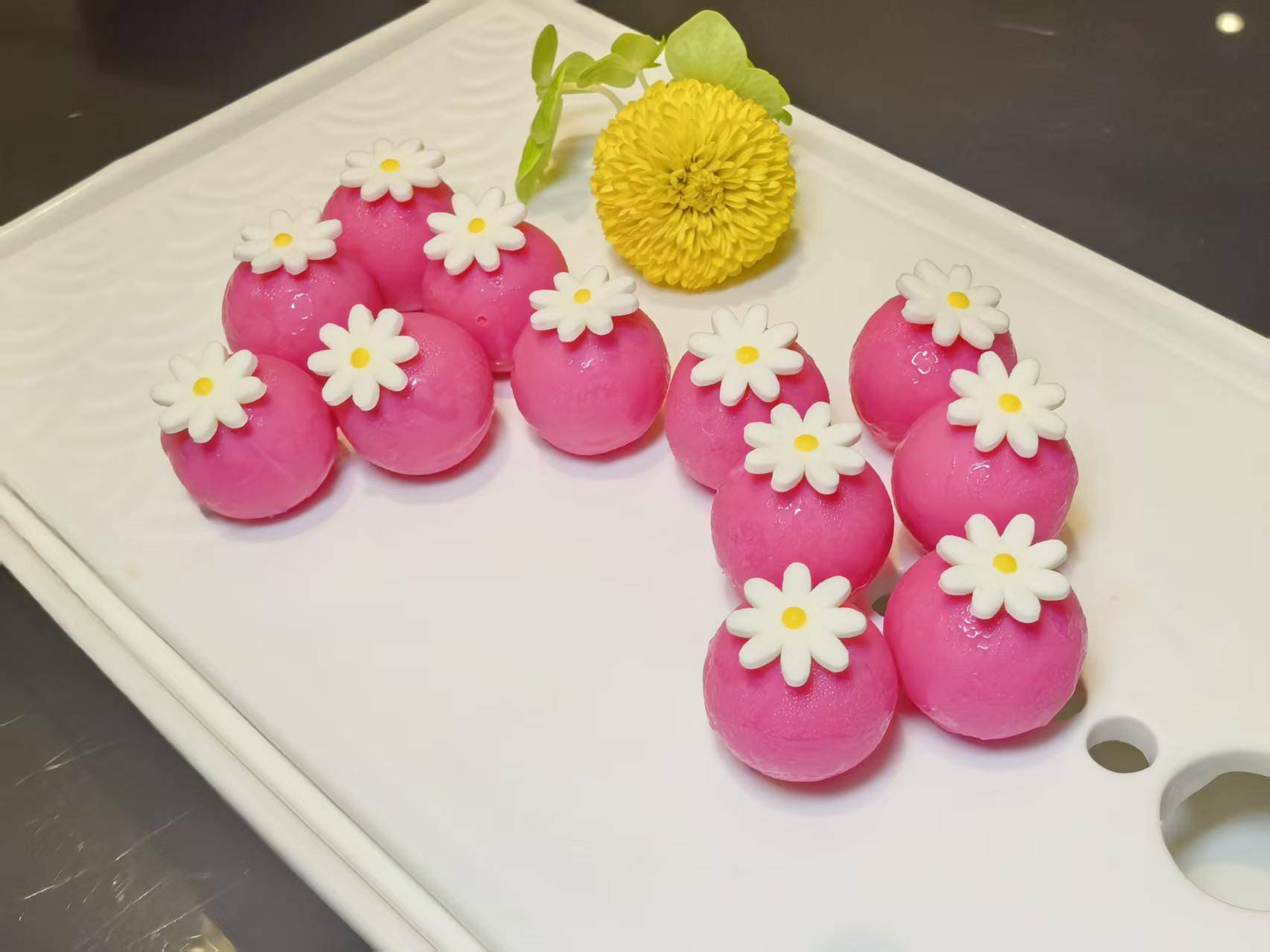 打破高階酒店美食“壁壘”武漢山水富麗華酒店啟幕小龍蝦節