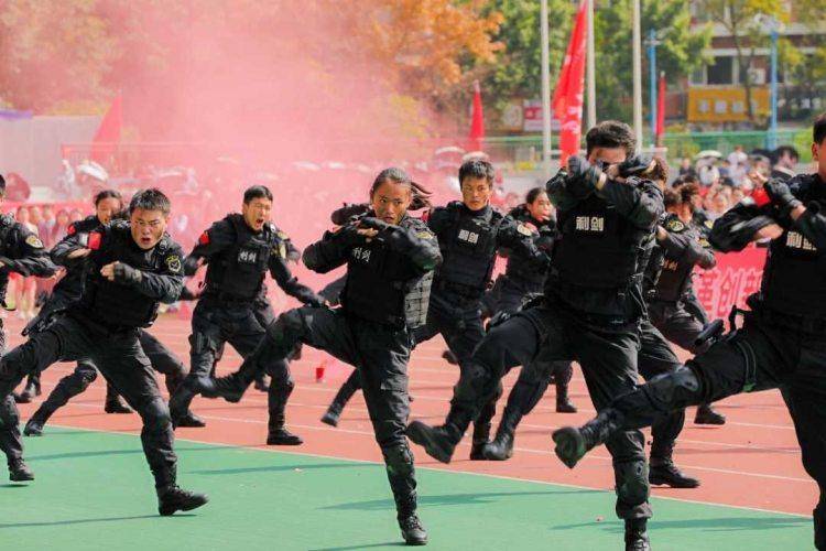 燃爆了！這個大學運動場上，刑偵“利劍”出鞘，駿馬奔騰