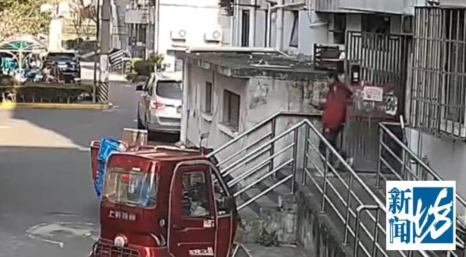 快遞員將7999元的手機放買家門口丟失，20多天後，手機“自動報警”了……