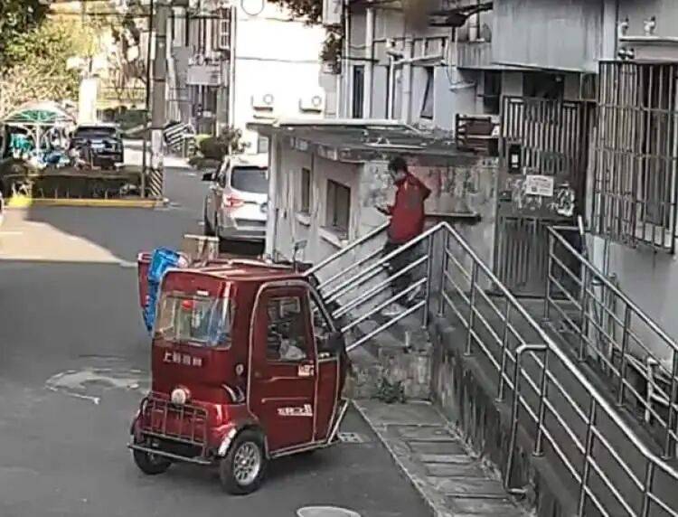 快遞員偷走同行投遞的7999元手機，轉手賣掉！民警：你讓人家快遞員咋辦？