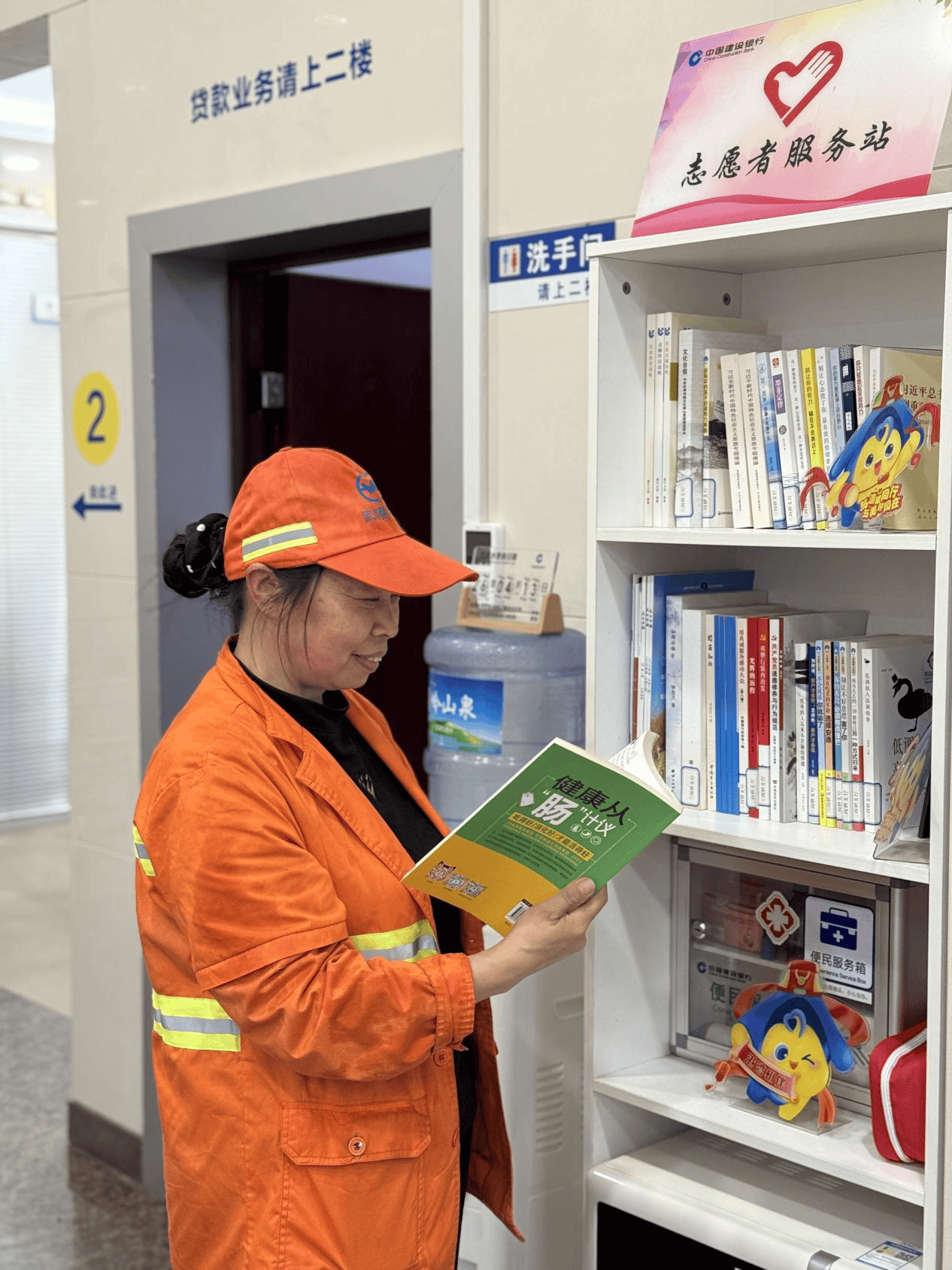 墨香裡的港灣——建行湖南省分行“勞動者港灣”圖書角側記