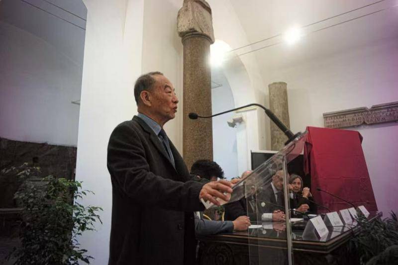 韓玉臣油畫《老阿媽與風馬旗》被羅馬市政府收藏