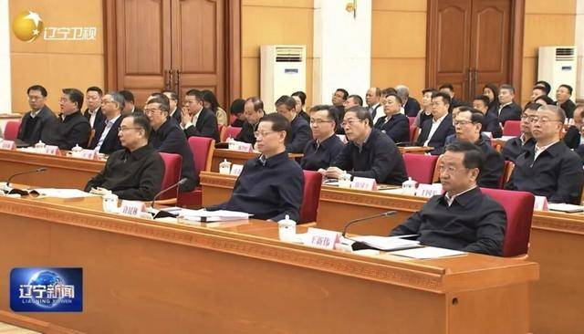 授課現場，劉慶峰拿出一款即將上市的AI眼鏡