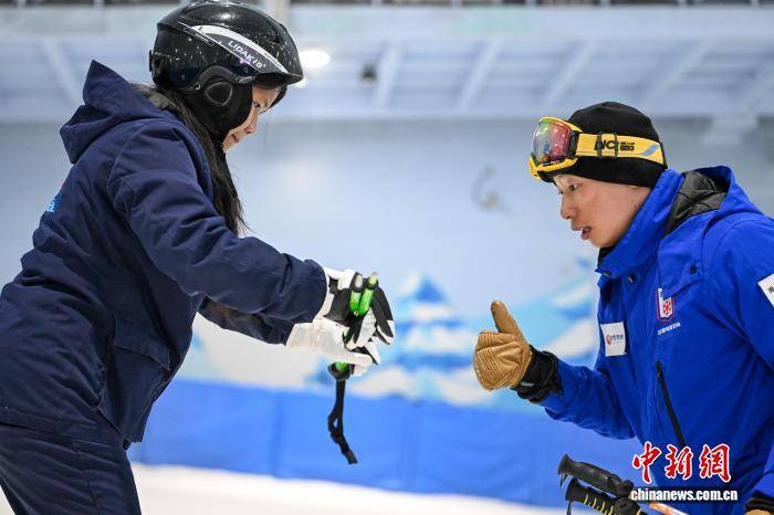 東南亞、南亞留學生“春城”昆明體驗冰雪運動魅力