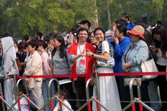 一天“環遊世界”！北語世界文化節上，留學生巡遊展風采