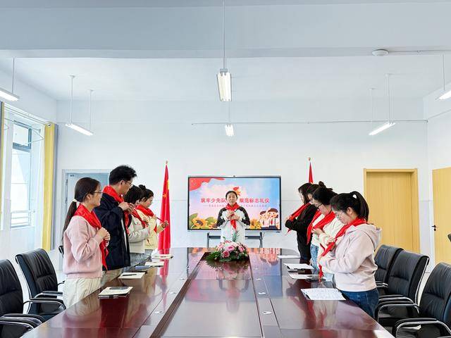 管城區求知路小學開展少先隊中隊輔導員標誌禮儀培訓活動