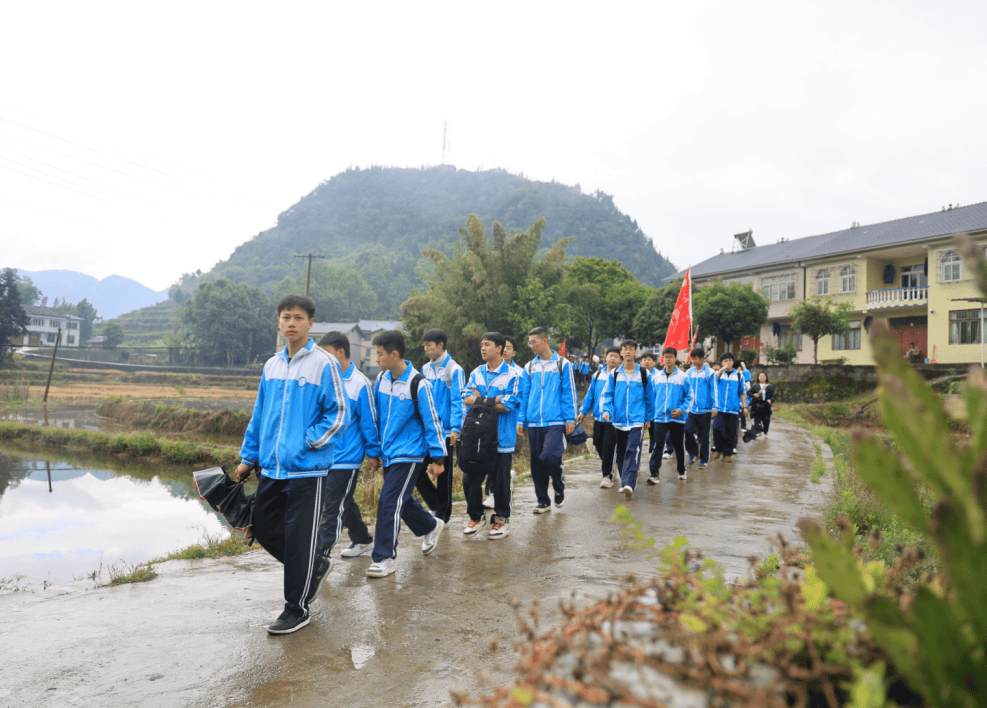 綏陽縣儒溪中學：步履鏗鏘赴春光 凝心聚力戰高考