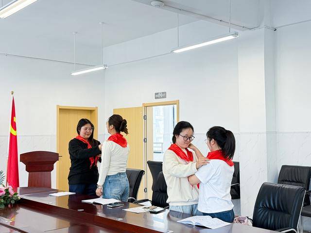 管城區求知路小學開展少先隊中隊輔導員標誌禮儀培訓活動