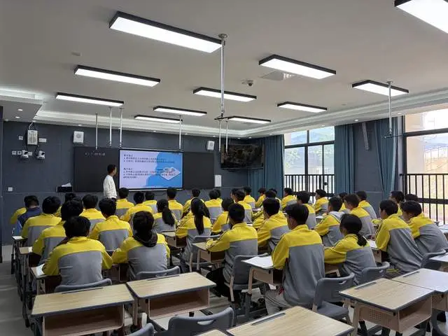 東西部協作賦能金陽中學數字化錄播室融入教學日常