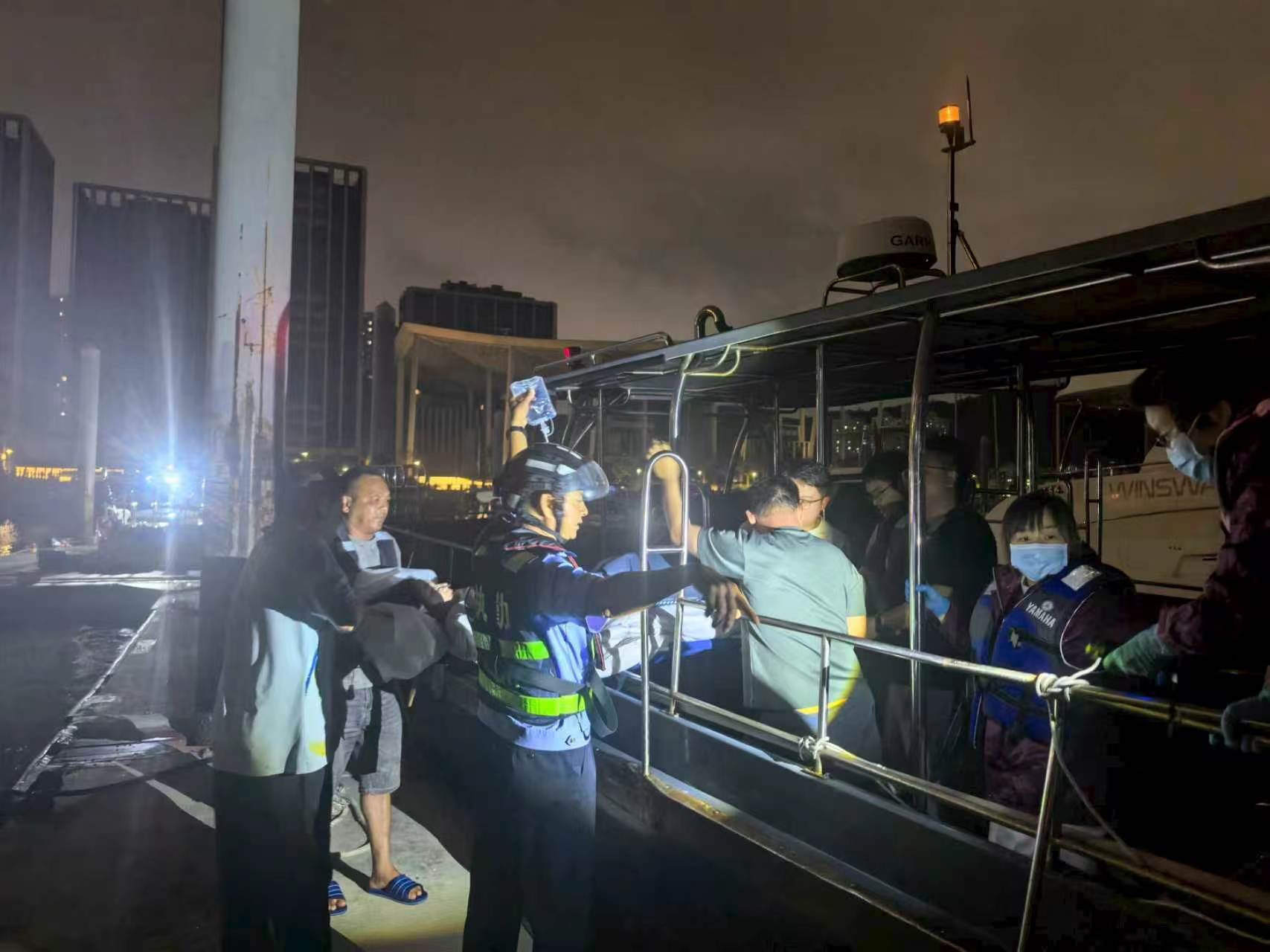 緊急護航，珠海公安快速駕艇護送孕婦出島就醫