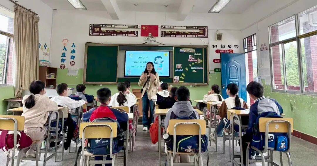 結對情誼深 共話教育夢——尋烏縣三二五小學黨員骨幹教師送教岑峰中小學活動