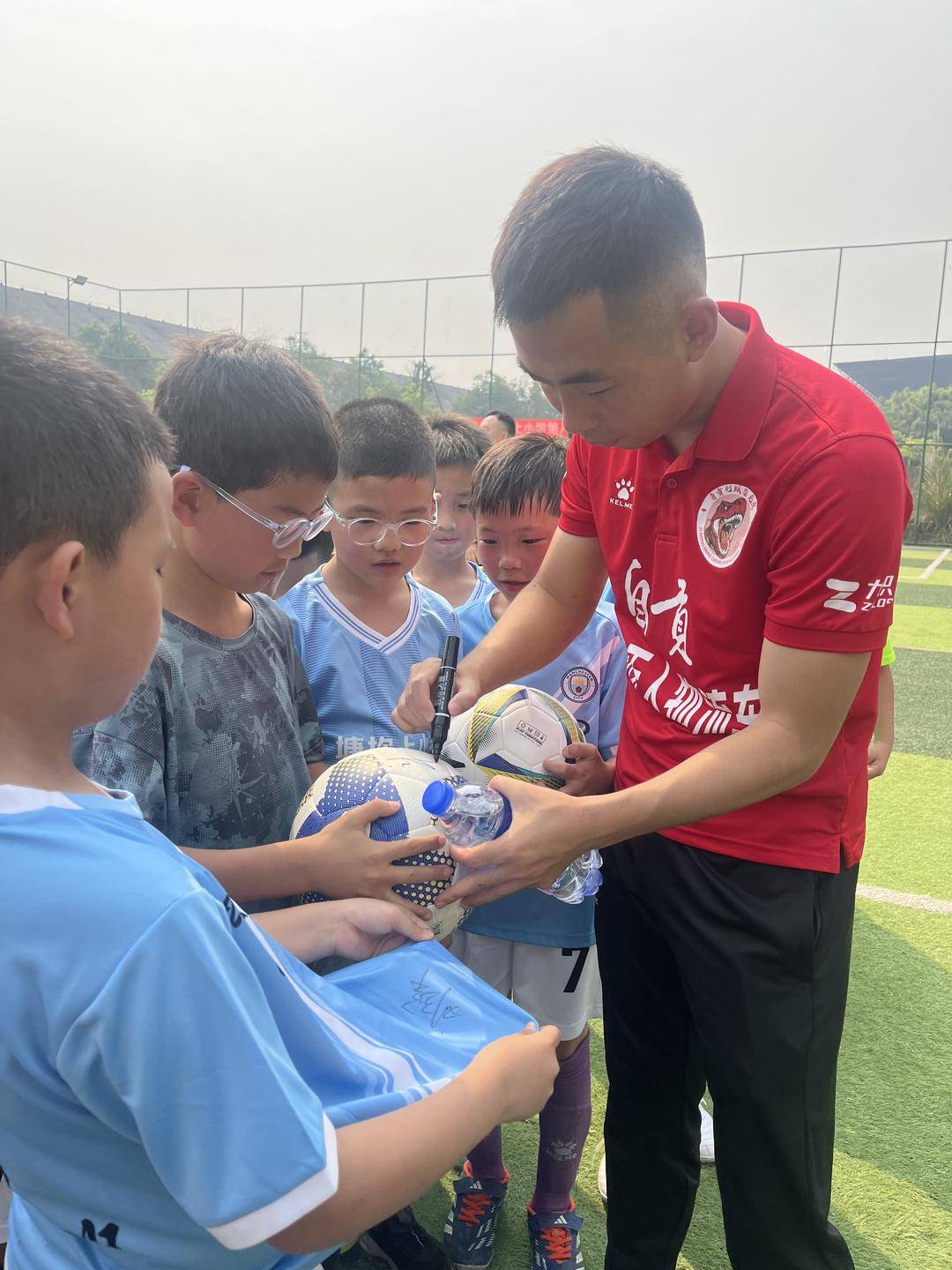川超自貢球員現身塘坎上小學足球決賽 寄語學子：“享受比賽，勇敢踢球！”