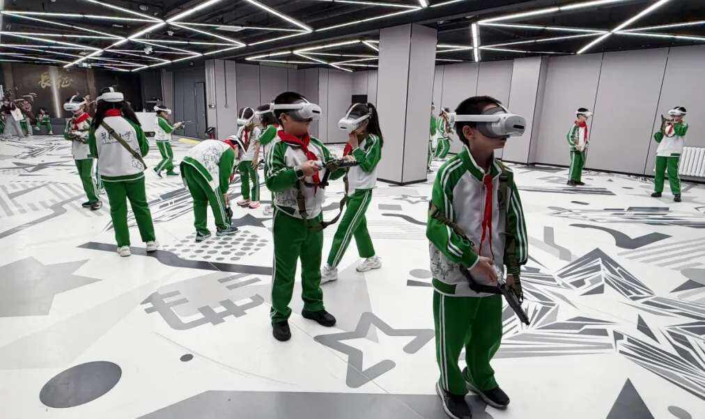 北京翠微小學開展沉浸式紅色教育活動，學生用PICO體驗長征路