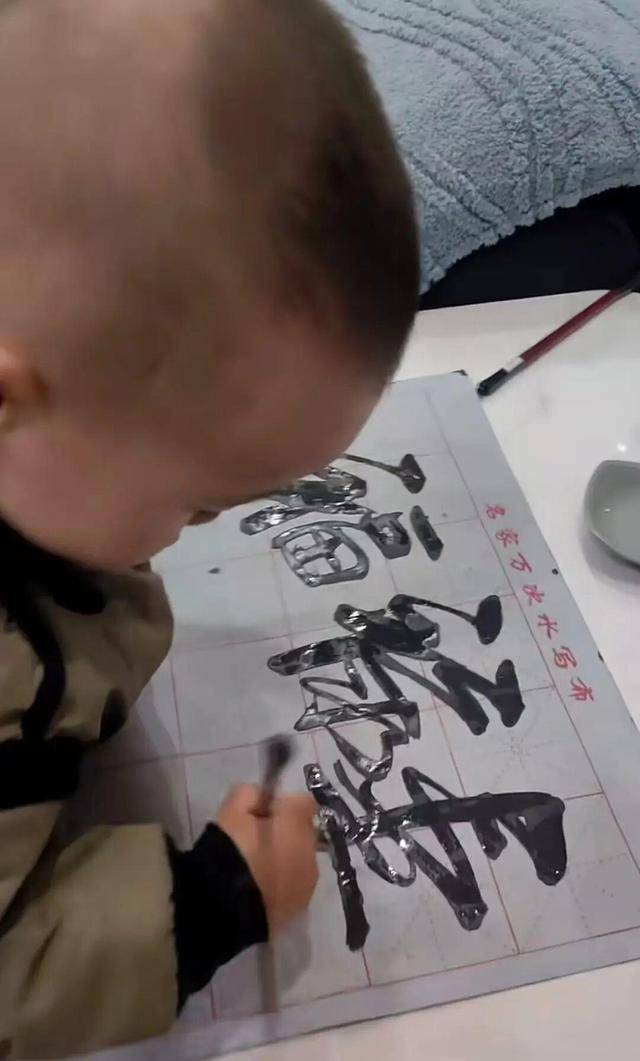 蘇州2歲半寶寶寫字看呆網友，拿石筆在地上寫字乾淨利落，媽媽：家中沒人擅長書法