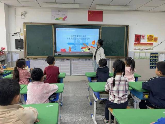 鄭州高新區外國語小學開展消防安全疏散演練
