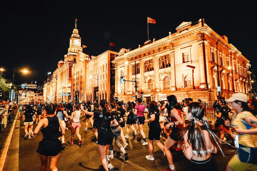 耐克女子夜跑賽上海站開跑，3800名女性跑者並肩點亮申城夜色