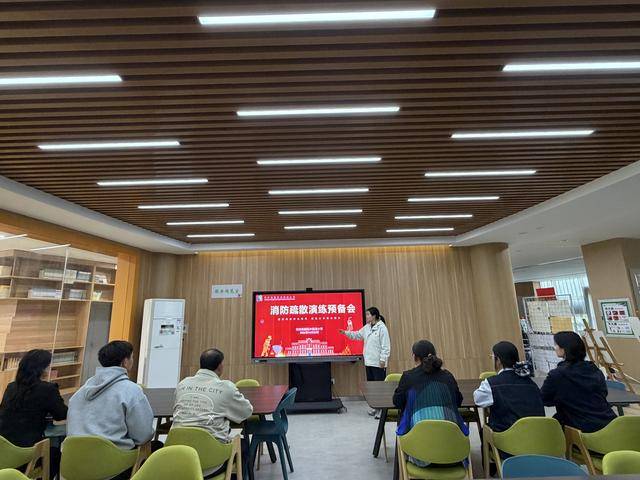 鄭州高新區外國語小學開展消防安全疏散演練