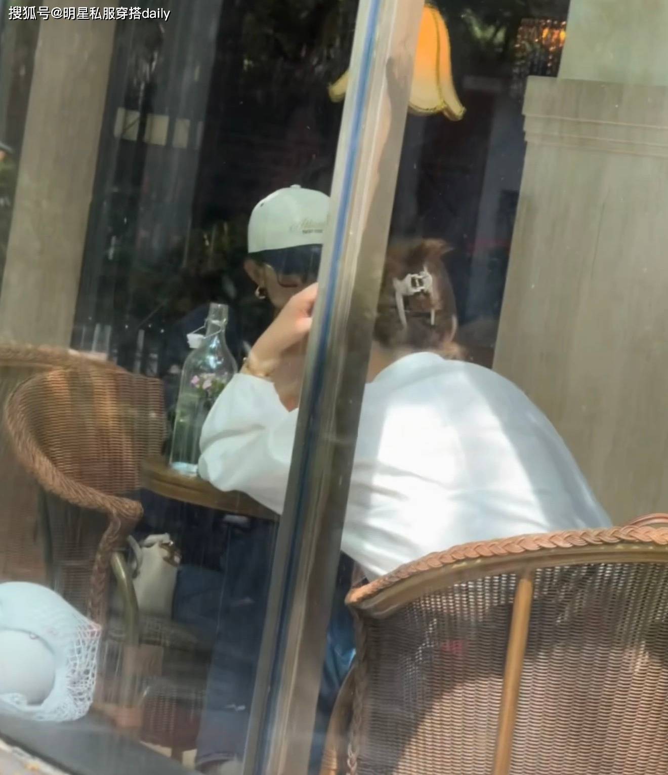 原創趙麗穎上海咖啡店吃甜品被偶遇！戴棒球帽和眼鏡，“巴掌臉”搶鏡