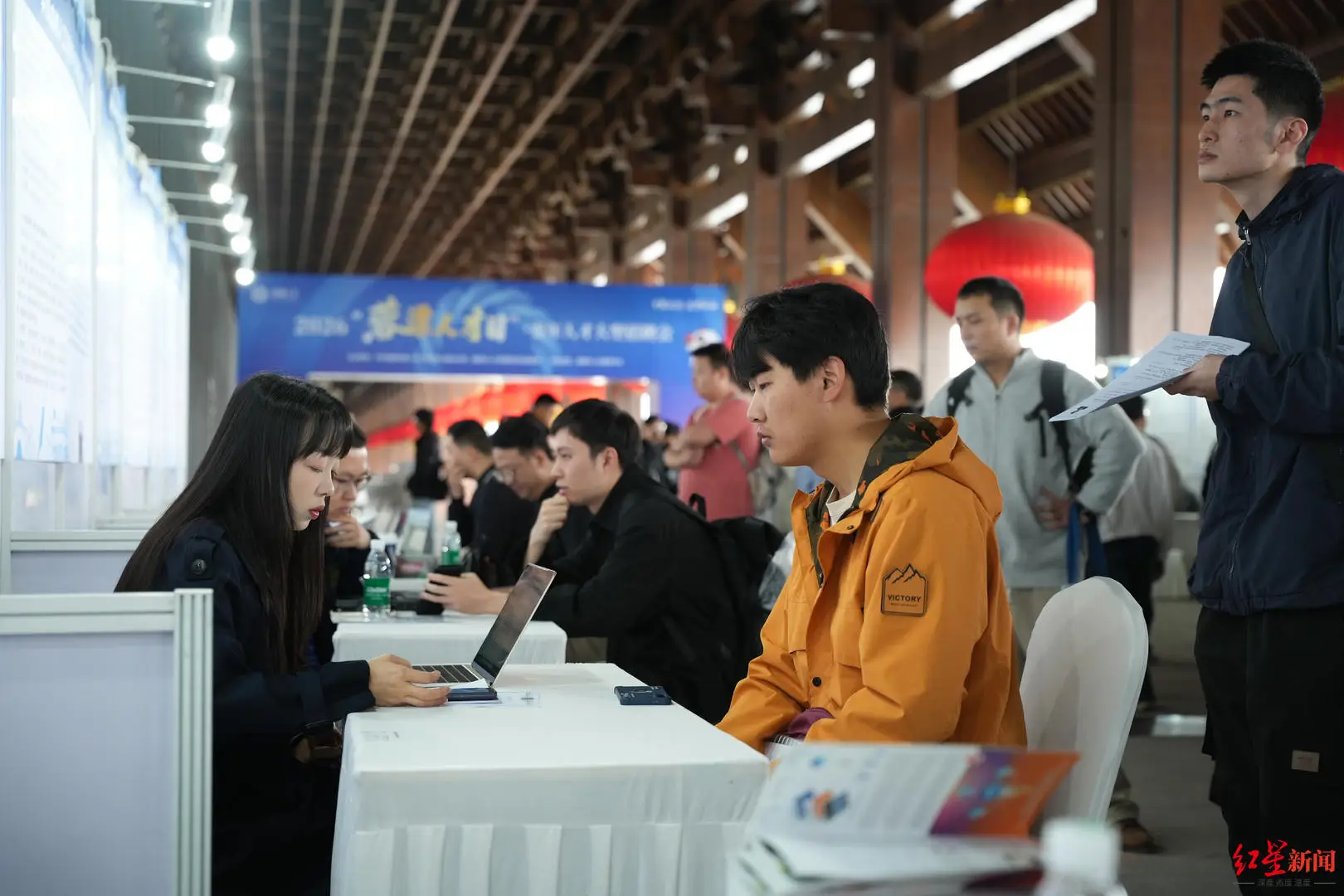 2026“蓉漂人才日”青年人才大型招聘會火熱開場，206家單位超5000崗位虛位以待