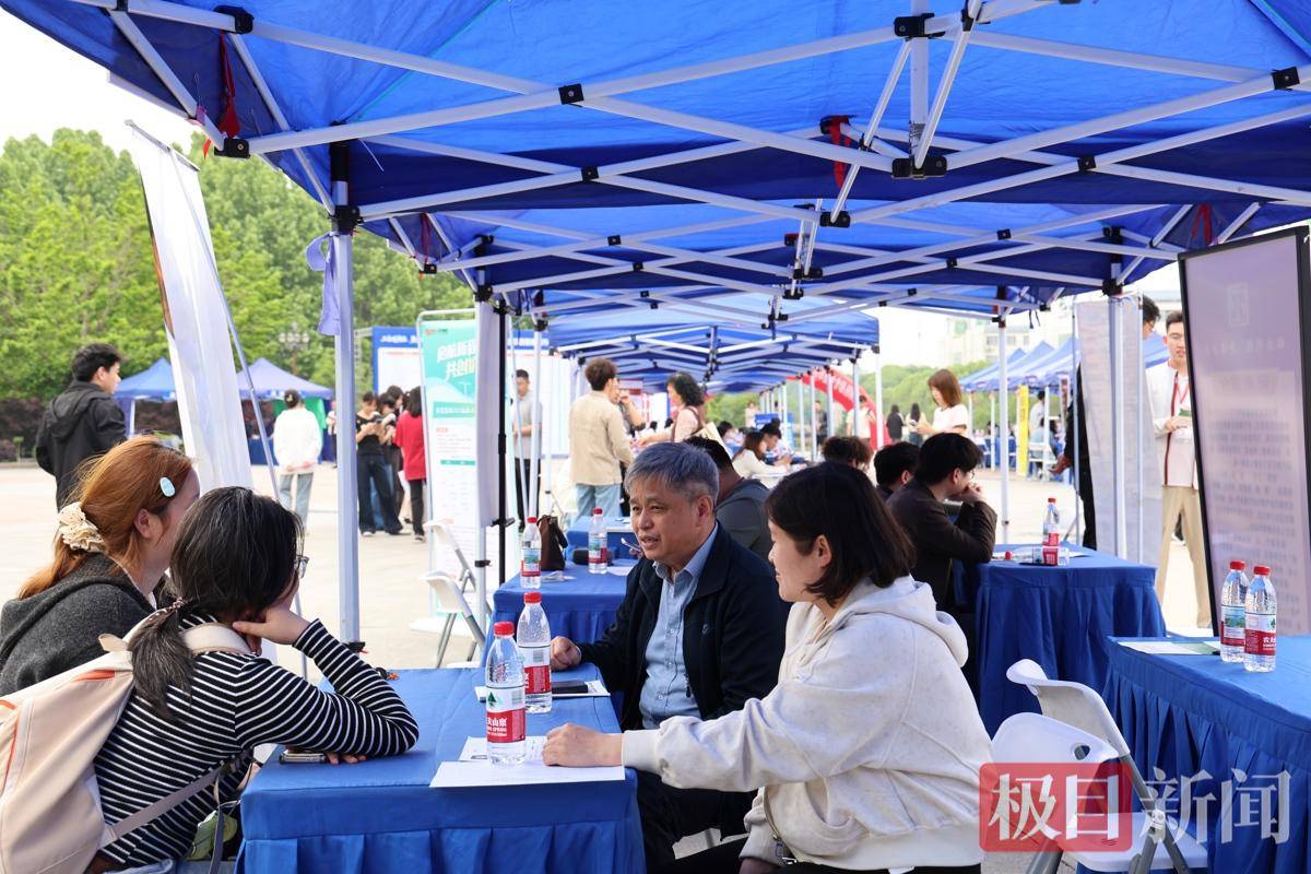 簡歷診斷、求職妝造、證件照拍攝一站搞定，襄陽這場招聘會“花式”服務畢業生