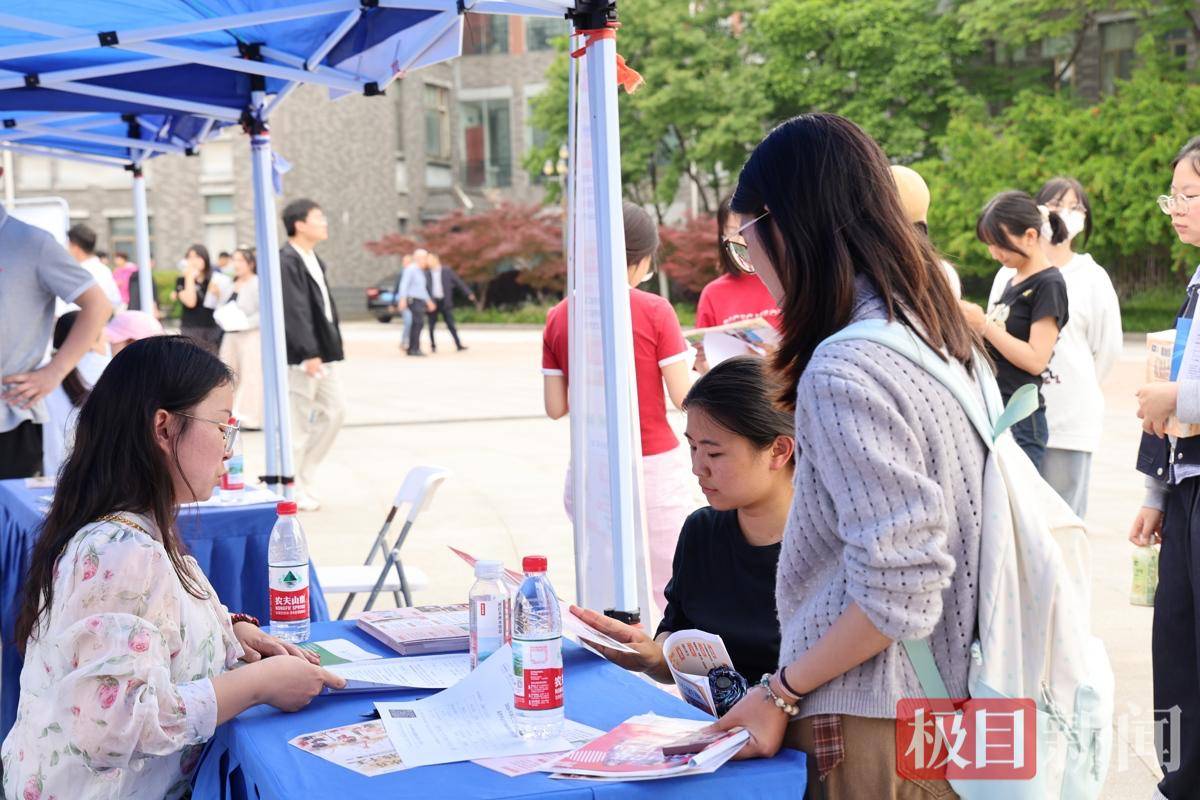 簡歷診斷、求職妝造、證件照拍攝一站搞定，襄陽這場招聘會“花式”服務畢業生