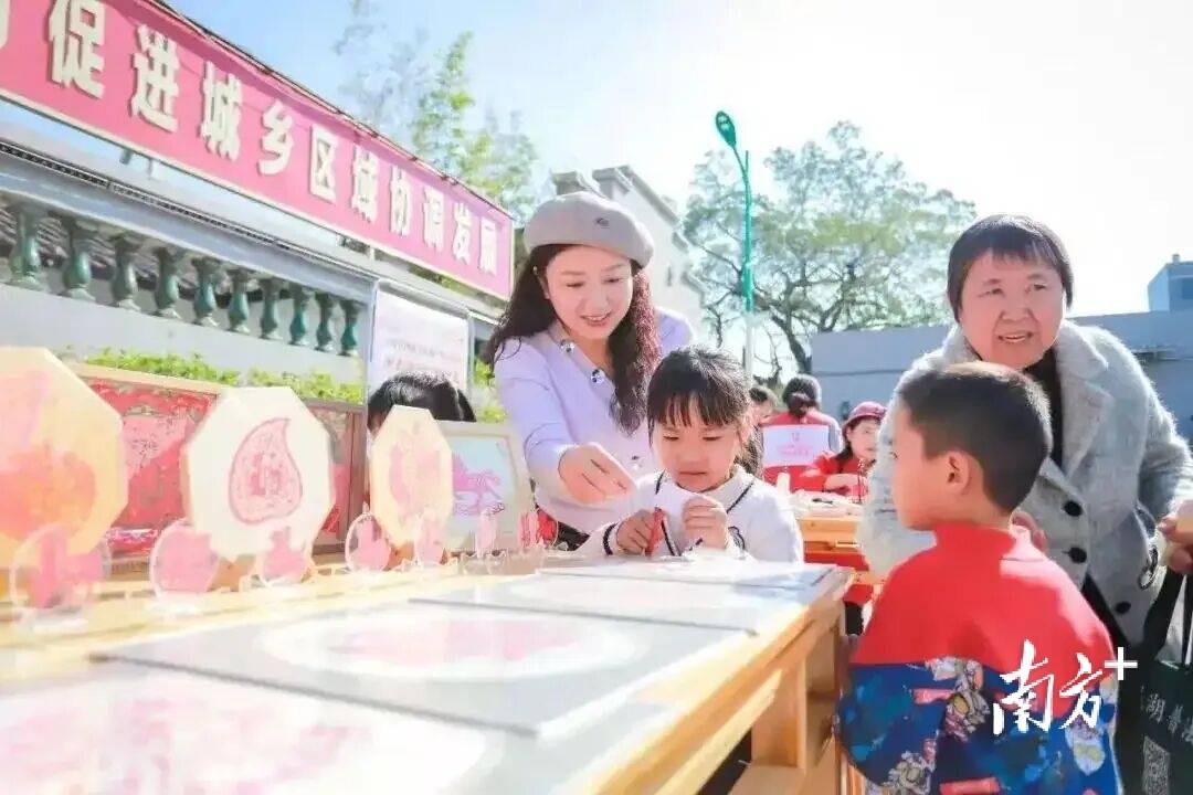 “五一”到汕頭，在龍湖東溪村賞非遺、看大戲、品美食