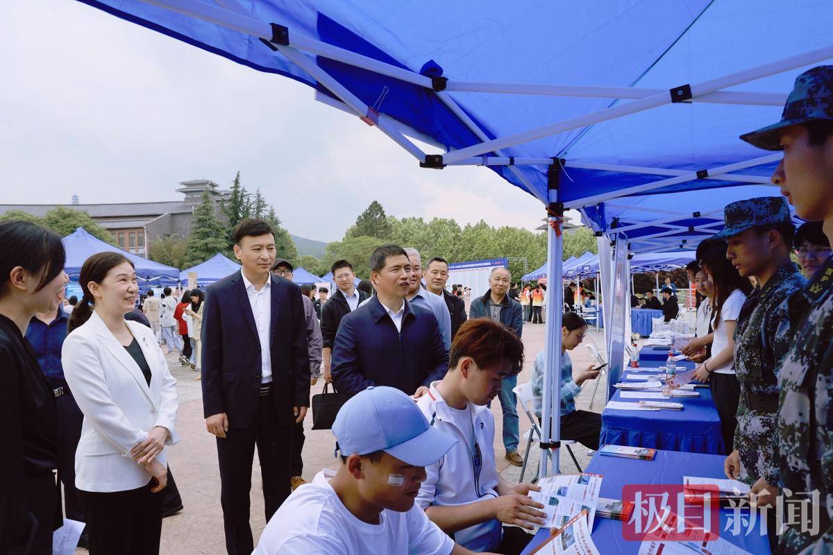 簡歷診斷、求職妝造、證件照拍攝一站搞定，襄陽這場招聘會“花式”服務畢業生