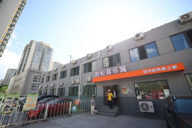 勁松為新就業群體提供232張床位，女性配有梳妝檯