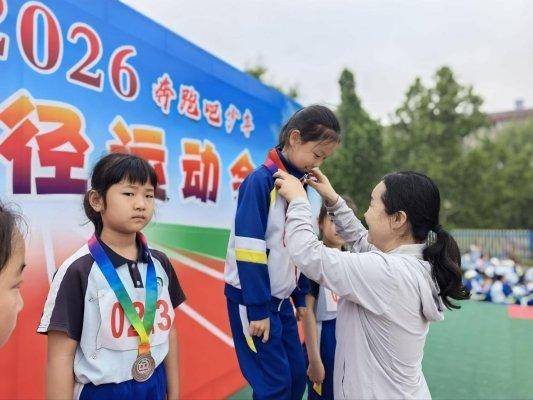 淄博市博山區四十畝地小學舉行春季田徑運動會