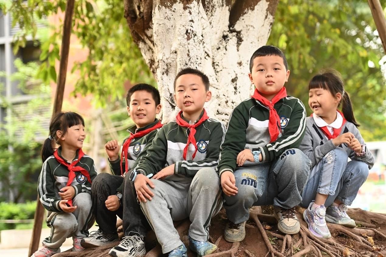 踩落葉聞花香 童心青禾小學師生在自然裡上課