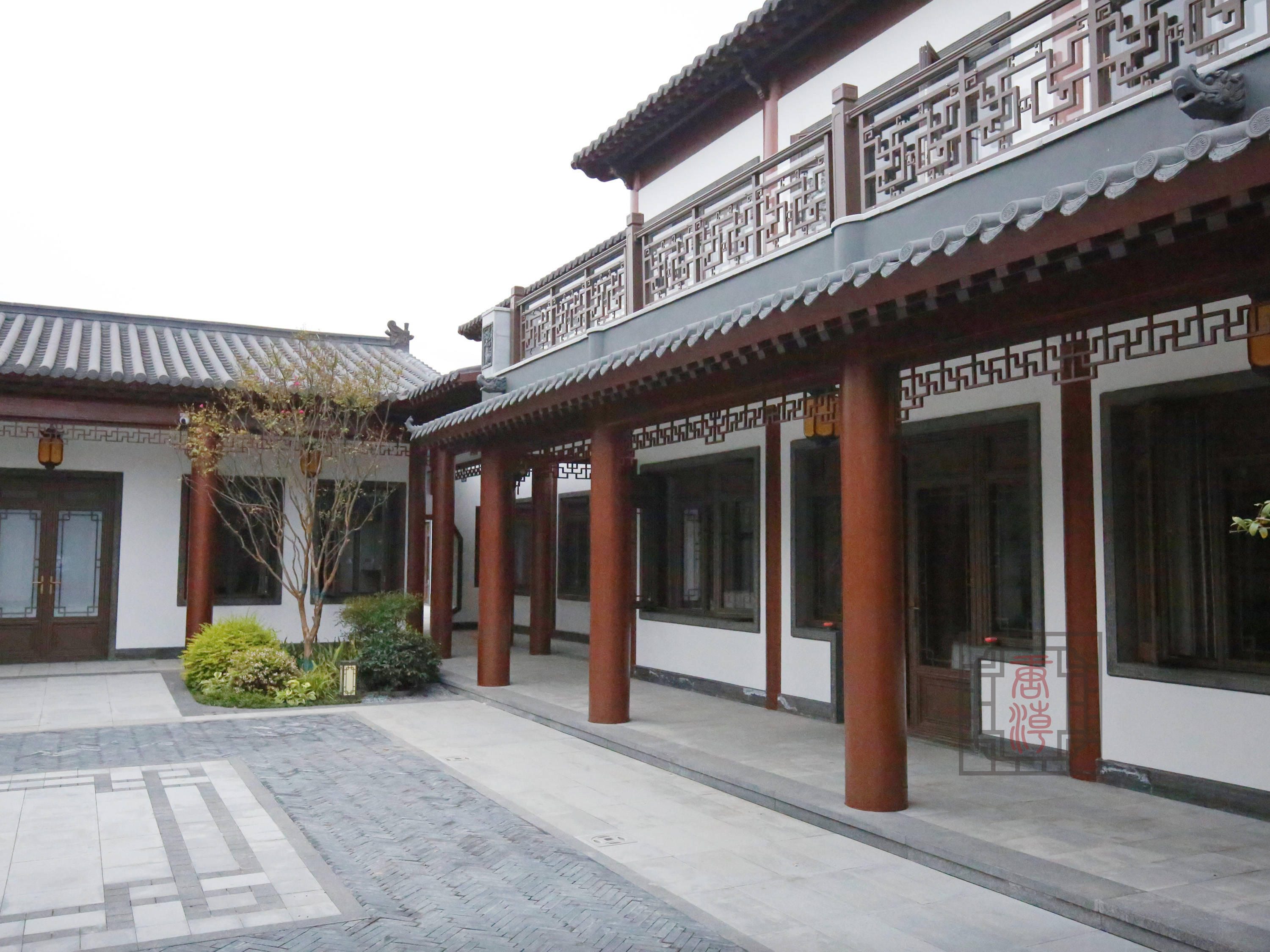 剖析傳統四合院門窗選購要點，現代四合院門窗哪家價效比高