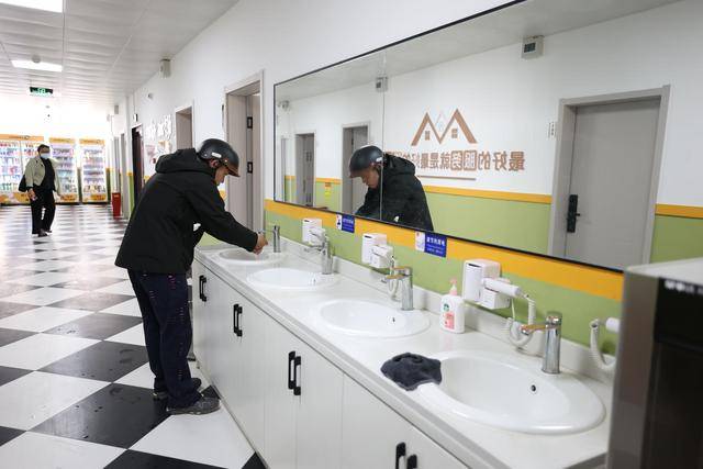 勁松為新就業群體提供232張床位，女性配有梳妝檯