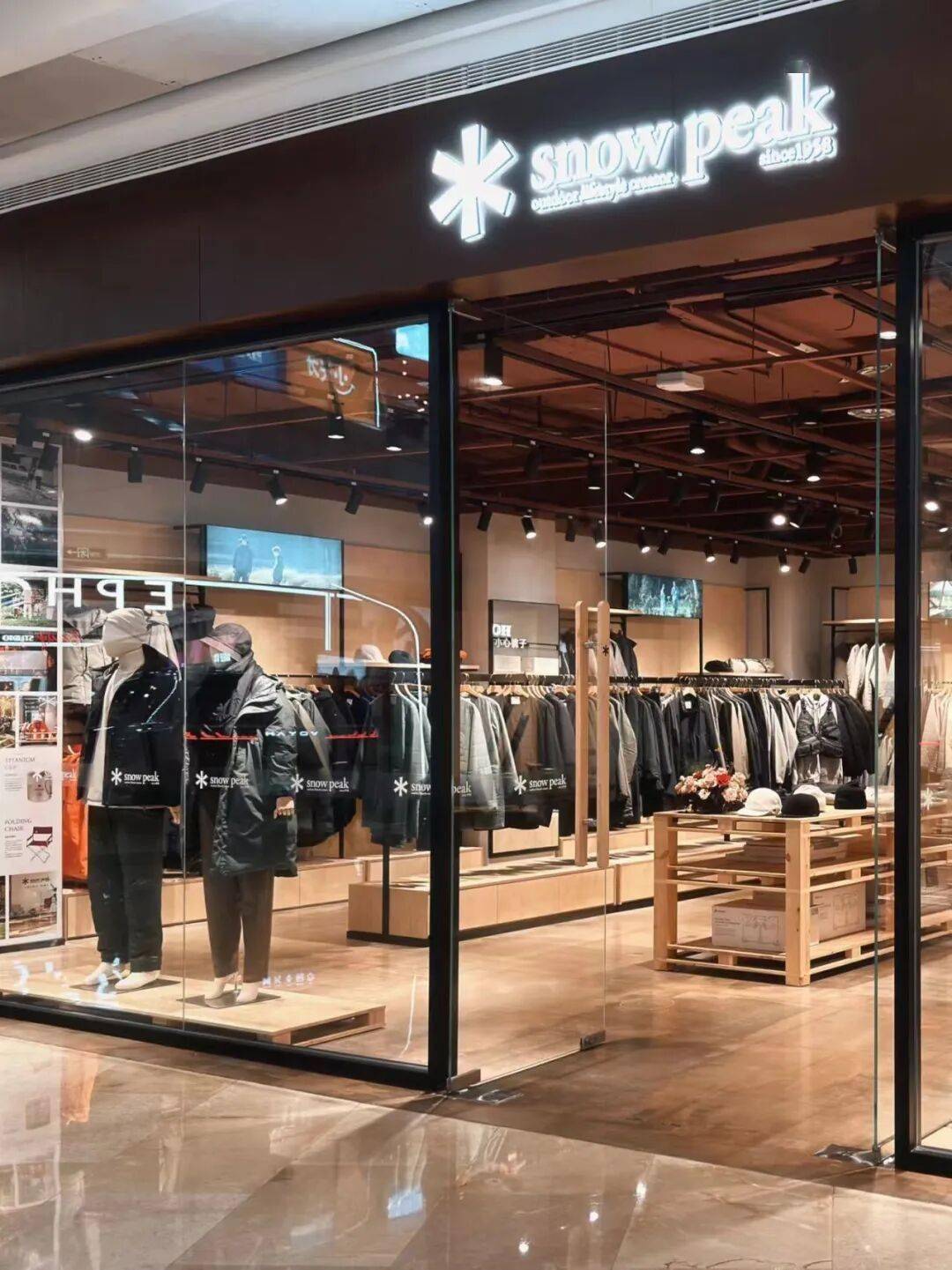 始祖鳥們砸碎貨架：一場蓄謀已久的“中產時間爭奪戰”