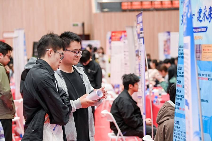 校企雙向奔赴建設“年輕的城”！這場招聘會上，臨港“朋友圈”再擴容
