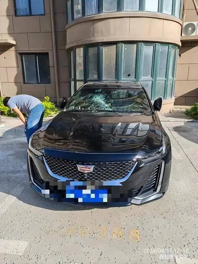 因裝修工人操作失誤，西安一小區27樓墜下玻璃，砸壞7輛車